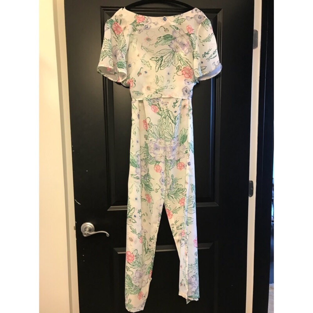 Floral Two Piece set.never worn. would fit a sz 8